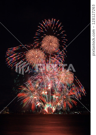 琵琶湖煙火大會（滋賀縣大津市）點亮夏日夜空 128127263