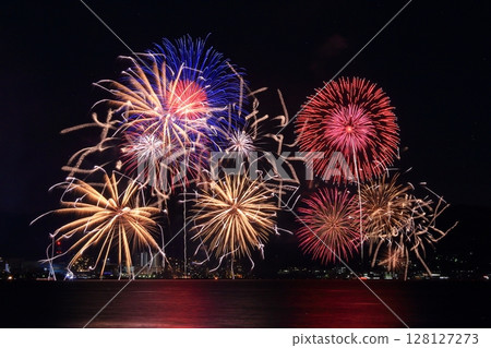 琵琶湖煙火大會（滋賀縣大津市）點亮夏日夜空 128127273