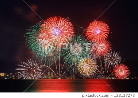 Lake Biwa Fireworks Festival (Otsu City, Shiga Prefecture) lights up the summer night sky Lake Biwa Fireworks Festival (Otsu City, Shiga Prefecture) lights up the summer night sky 128127278