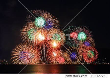 Lake Biwa Fireworks Festival (Otsu City, Shiga Prefecture) lights up the summer night sky 128127280