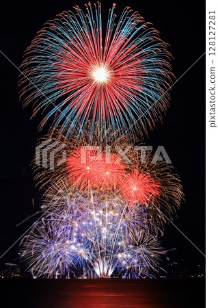 Lake Biwa Fireworks Festival (Otsu City, Shiga Prefecture) lights up the summer night sky 128127281