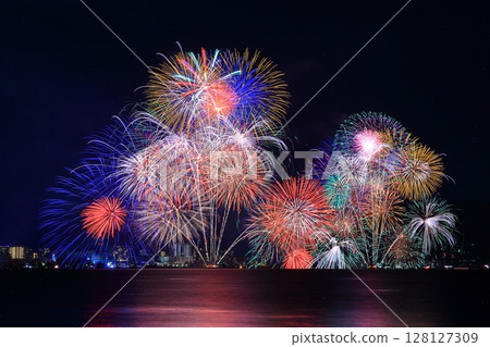 Lake Biwa Fireworks Festival (Otsu City, Shiga Prefecture) lights up the summer night sky Lake Biwa Fireworks Festival (Otsu City, Shiga Prefecture) lights up the summer night sky 128127309