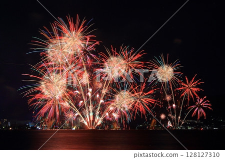 琵琶湖煙火大會（滋賀縣大津市）點亮夏日夜空 128127310