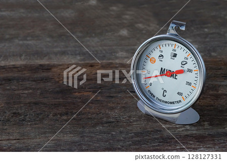 Oven thermometer with analog dial, measure of high temperatures. Oven thermometer with analog dial, measure of high temperatures. 128127331