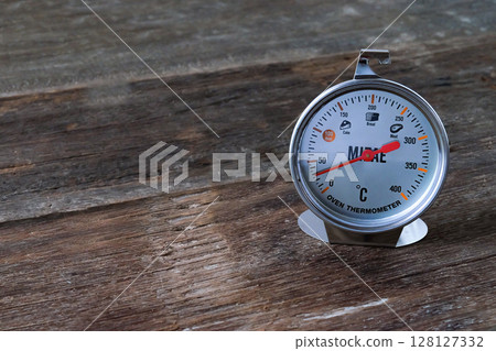 Oven thermometer with analog dial, measure of high temperatures. Oven thermometer with analog dial, measure of high temperatures. 128127332