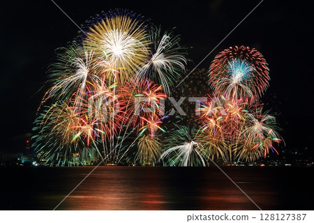 琵琶湖煙火大會（滋賀縣大津市）點亮夏日夜空 128127387