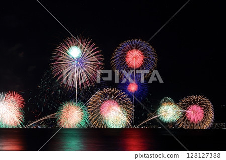 琵琶湖煙火大會（滋賀縣大津市）點亮夏日夜空 128127388