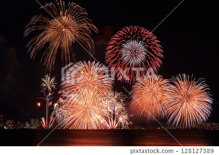 琵琶湖煙火大會（滋賀縣大津市）點亮夏日夜空 128127389