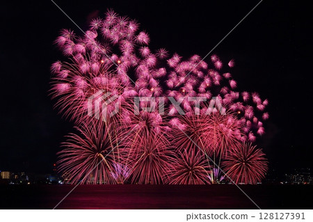 琵琶湖煙火大會（滋賀縣大津市）點亮夏日夜空 128127391