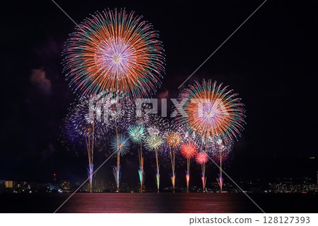 琵琶湖煙火大會（滋賀縣大津市）點亮夏日夜空 128127393