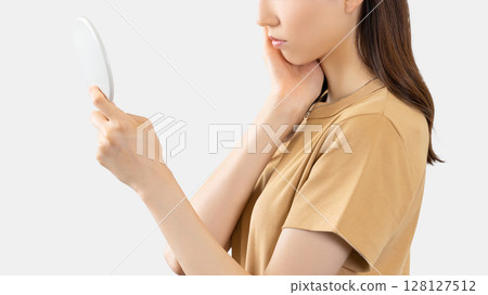 一名年輕女子患有皮膚問題 一名年輕女子患有皮膚問題 128127512