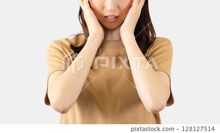 一個憂心忡忡的女人抱著頭 一個憂心忡忡的女人抱著頭 128127514