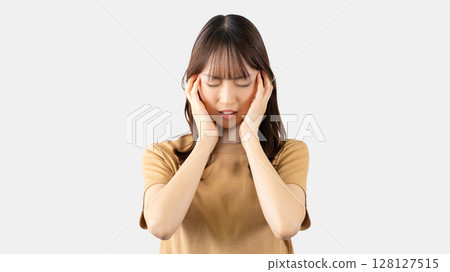 一個憂心忡忡的女人抱著頭 128127515