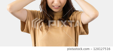 一個女人抱著頭陷入困境 一個女人抱著頭陷入困境 128127516