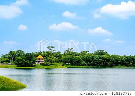 2025年台灣嘉義市。清晨,蘭潭水庫波光粼粼,樹木茂密。 2025年台灣嘉義市。清晨,蘭潭水庫波光粼粼,樹木茂密。 128127785