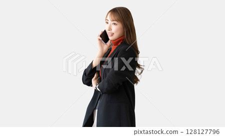 微笑的女人/女商人在智慧型手機上交談 128127796