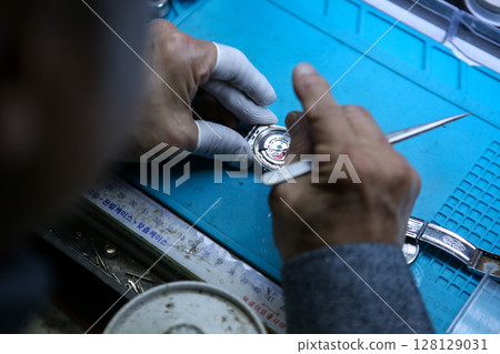 Repairing a wristwatch. Watch repair Repairing a wristwatch. Watch repair 128129031