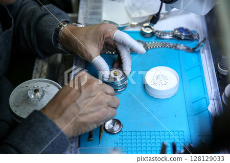 Repairing a wristwatch. Watch repair 128129033