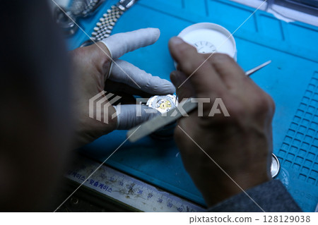 Repairing a wristwatch. Watch repair 128129038