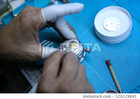 Repairing a wristwatch. Watch repair 128129041