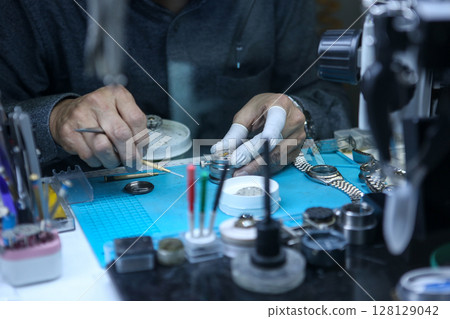 Repairing a wristwatch. Watch repair 128129042