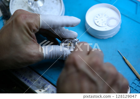 Repairing a wristwatch. Watch repair Repairing a wristwatch. Watch repair 128129047