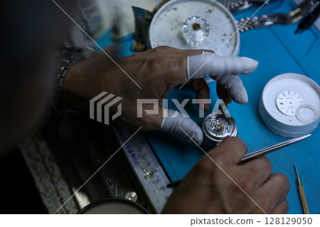 Repairing a wristwatch. Watch repair 128129050