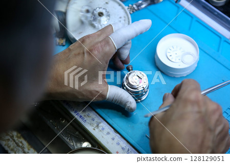 Repairing a wristwatch. Watch repair 128129051