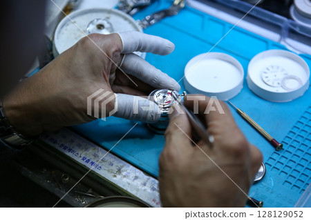 Repairing a wristwatch. Watch repair Repairing a wristwatch. Watch repair 128129052