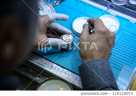 Repairing a wristwatch. Watch repair 128129053