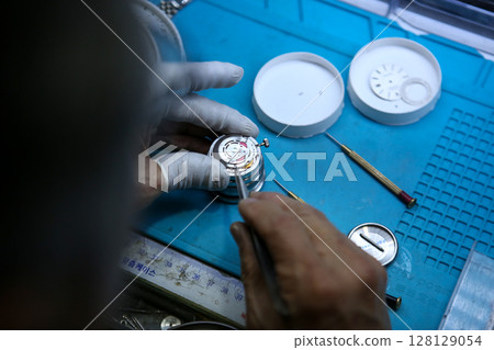 Repairing a wristwatch. Watch repair 128129054