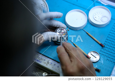 Repairing a wristwatch. Watch repair 128129055