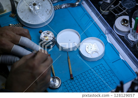 Repairing a wristwatch. Watch repair Repairing a wristwatch. Watch repair 128129057