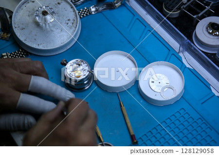 Repairing a wristwatch. Watch repair Repairing a wristwatch. Watch repair 128129058