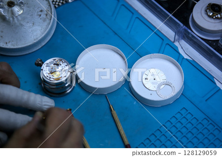 Repairing a wristwatch. Watch repair 128129059