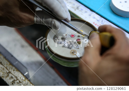 Repairing a wristwatch. Watch repair 128129061