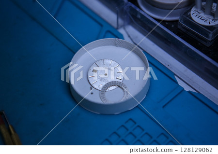 Repairing a wristwatch. Watch repair 128129062