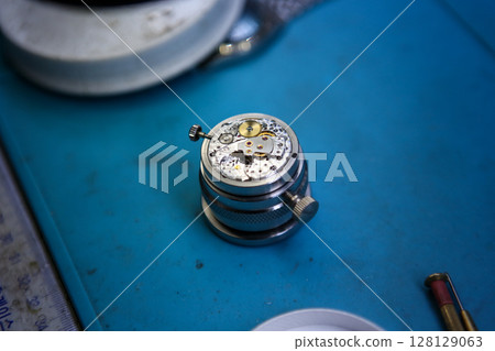 Repairing a wristwatch. Watch repair 128129063