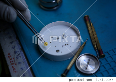 Repairing a wristwatch. Watch repair Repairing a wristwatch. Watch repair 128129067