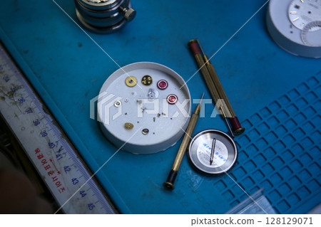 Repairing a wristwatch. Watch repair Repairing a wristwatch. Watch repair 128129071