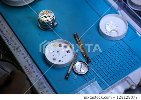 Repairing a wristwatch. Watch repair 128129072