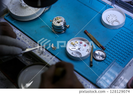 Repairing a wristwatch. Watch repair Repairing a wristwatch. Watch repair 128129074
