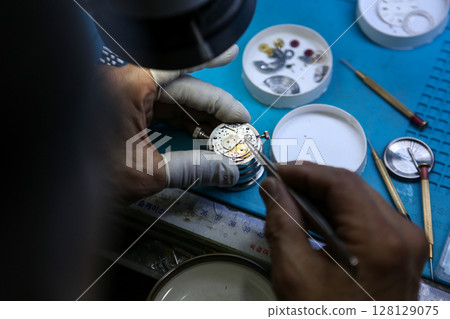 Repairing a wristwatch. Watch repair Repairing a wristwatch. Watch repair 128129075