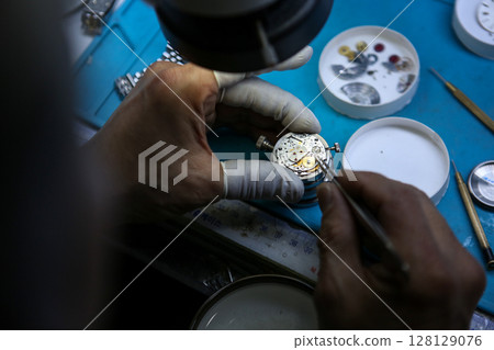 Repairing a wristwatch. Watch repair 128129076