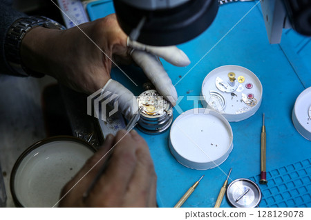 Repairing a wristwatch. Watch repair 128129078