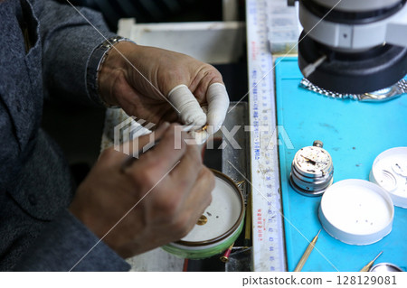 Repairing a wristwatch. Watch repair Repairing a wristwatch. Watch repair 128129081