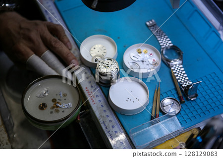 Repairing a wristwatch. Watch repair Repairing a wristwatch. Watch repair 128129083