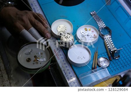 Repairing a wristwatch. Watch repair 128129084