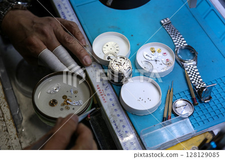 Repairing a wristwatch. Watch repair Repairing a wristwatch. Watch repair 128129085