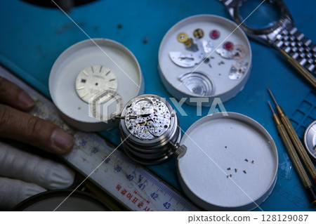 Repairing a wristwatch. Watch repair 128129087